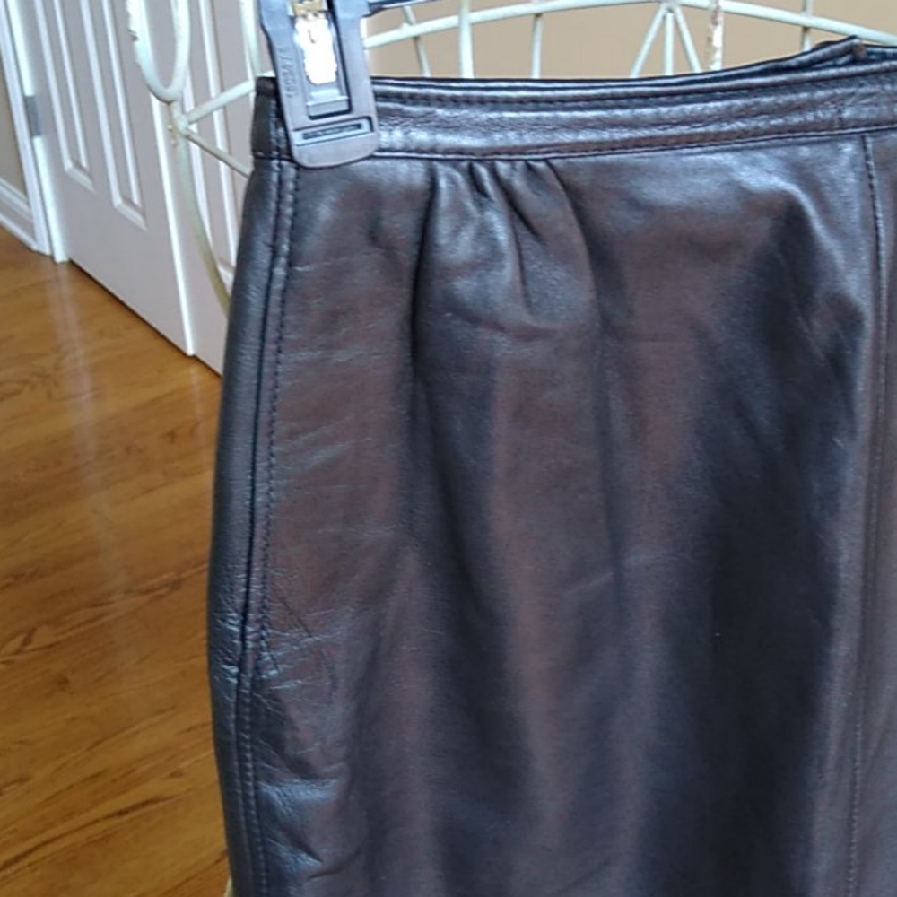 Exquisite Valentino Leather Skirt - Picture 3 of 16
